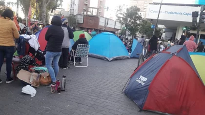 Marcha atrás: las organizaciones sociales acampan en la Avenida