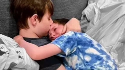Estremecedora foto: nene que morirá de cáncer consuela a su hermano