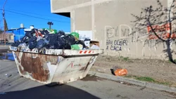 Tras 4 días de acampe, Allen amaneció tapada de basura