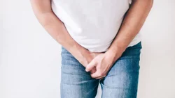 ¡Qué dolor! Dormido, se rebanó los testículos
