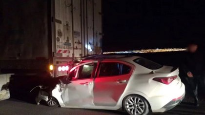 Chocó y quedó encajado hasta el parabrisas debajo de un camión
