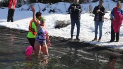 Una mujer está nadando los Siete Lagos en malla