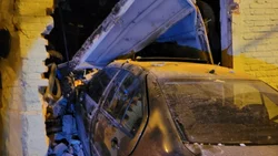 Perdió el control del auto y se llevó puesta la gomería
