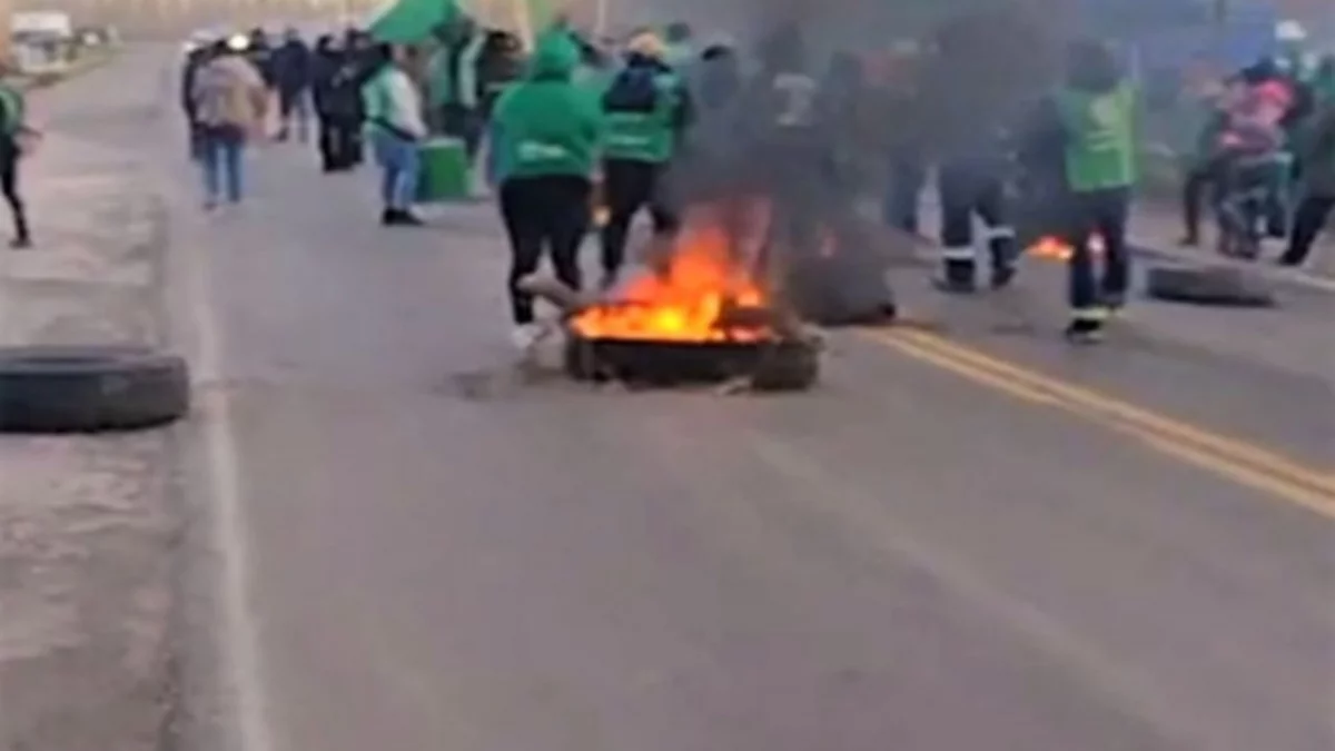 En Allen, los municipales cortan la Ruta 22