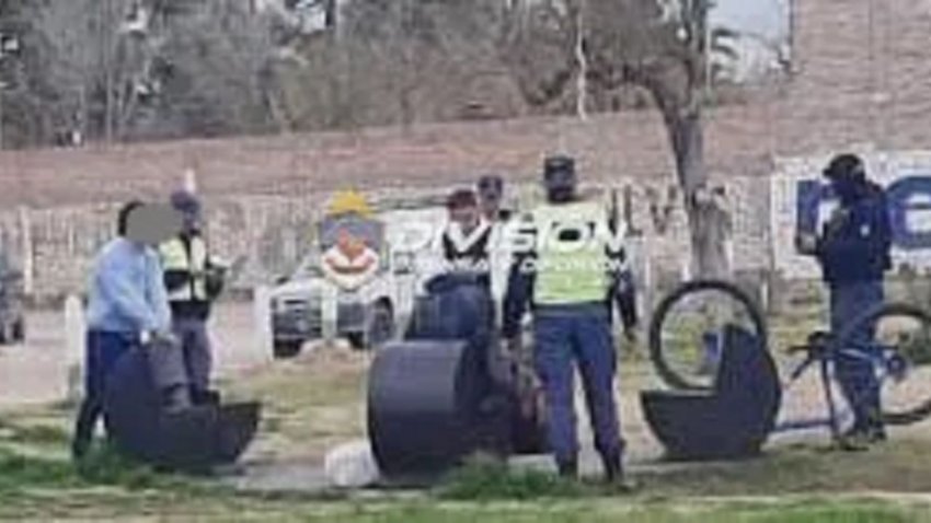 Tiene 21 años, tomaba sol en la plaza...  y tenía tres pedidos de captura