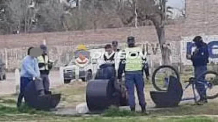 Tiene 21 años, tomaba sol en la plaza...  y tenía tres pedidos de captura