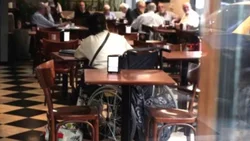 Abandonó a su madre en el bar: “Ya hice demasiado por ella”