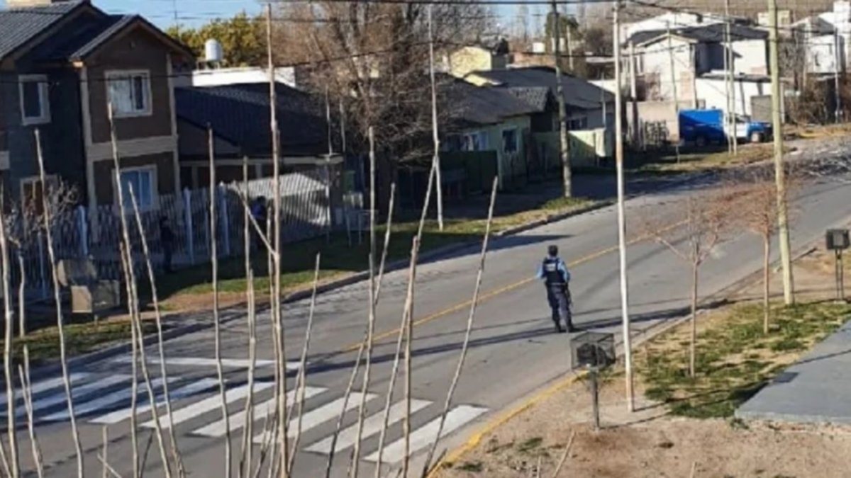 Plottier: apuñaló a un Policía y se atrincheró en su casa