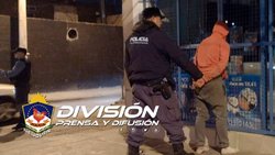 En Avenida Olascoaga, trompeó a una mujer para robarle el celular