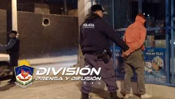 En Avenida Olascoaga, trompeó a una mujer para robarle el celular