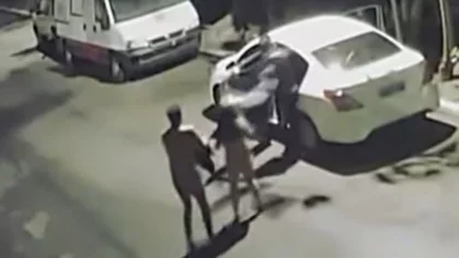 Tenían sexo en el auto, llegaron ladrones ¡y los dejaron desnudos y a pata!