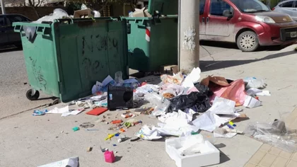 Vecinos se quejan por los "desbordes" de tachos de basura los sábados