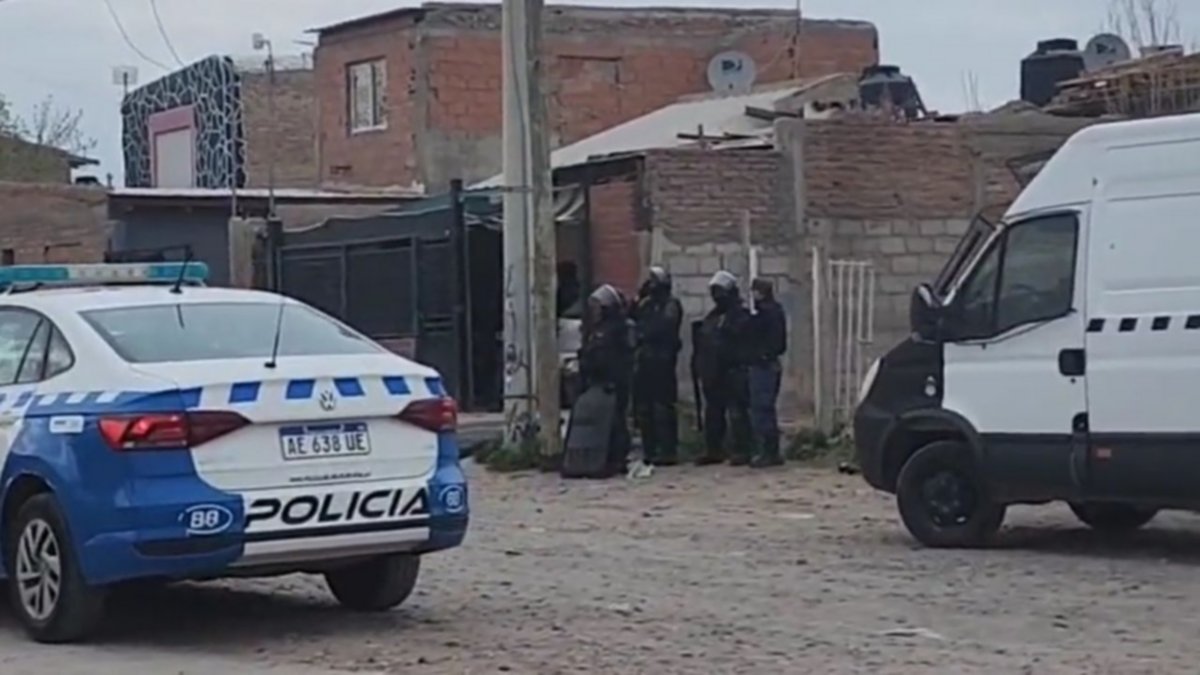 Ocho allanamientos en las guaridas de dos bandas antagónicas