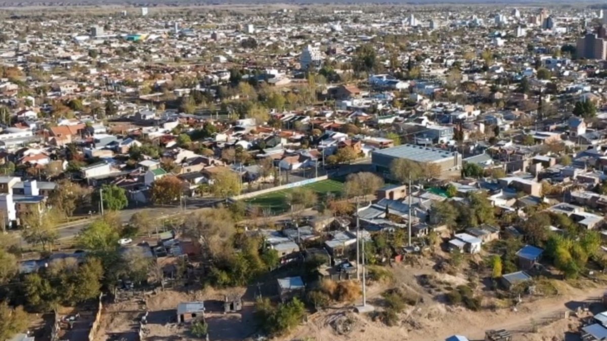 Alquilaron, los echaron a punta de pistola y quedaron en la calle