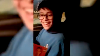 VIDEO: un nene neuquino consiguió dos figuritas de Messi en un paquete
