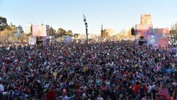 Una multitud en la fiesta para celebrar la ciudad