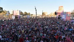 Una multitud en la fiesta para celebrar la ciudad