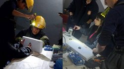 Centenario: tiró el botón del baño y quedó atrapada, llamaron a los bomberos