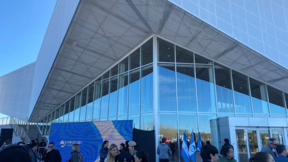Aniversario de Neuquén 118°: se inauguró el Centro de Convenciones "El Cisne"