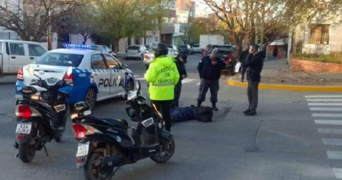 Choque entre una moto y un auto: un hombre herido tendido en la calle