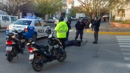 Choque entre una moto y un auto: un hombre herido tendido en la calle