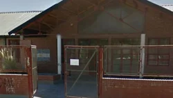 Centenario: ladrones armados ingresaron a la escuela y amenazaron a docentes