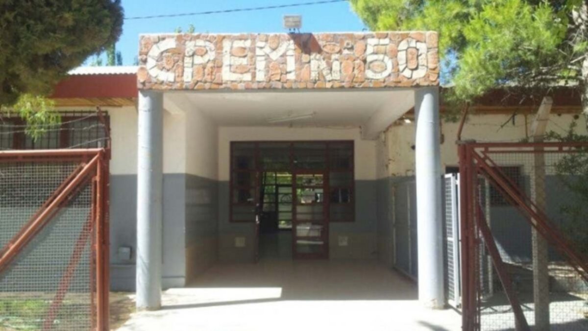 CPEM 50: alumnos se agarraron a las piñas y hubo amenazas con armas