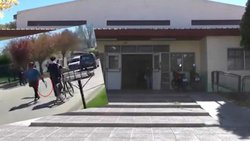 Desmayó a una compañera y su mamá fue a protegerlo con una cadena