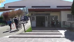 Desmayó a una compañera y su mamá fue a protegerlo con una cadena