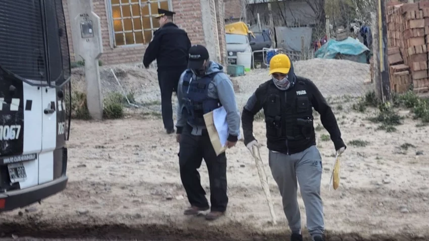 Neuquén: atacaron a una pareja, noquearon al novio e incendiaron su casa