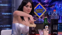 Lali preparó un "Fernet viajero" en la TV española