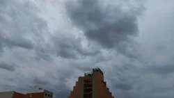 Día gris en la ciudad: ¿Cómo sigue el tiempo?