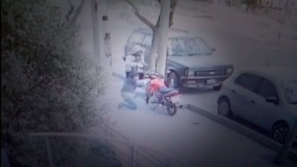 Se asustaron y desistieron de robar una moto en pleno centro