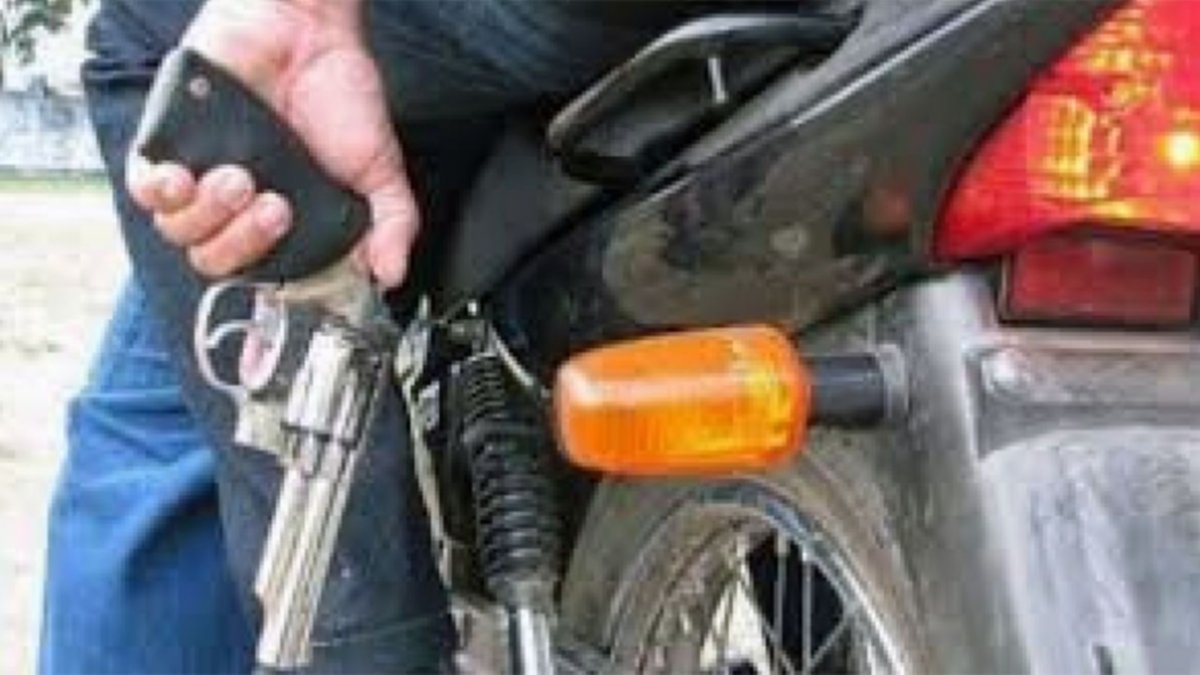 Paró a cambiar una rueda y le robaron 150 mil pesos