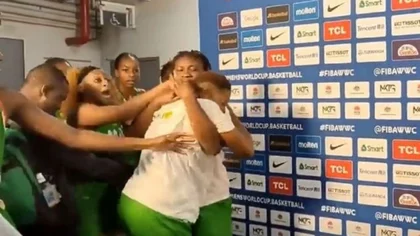 ¡Increíble! Dos compañeras a los golpes en zona mixta