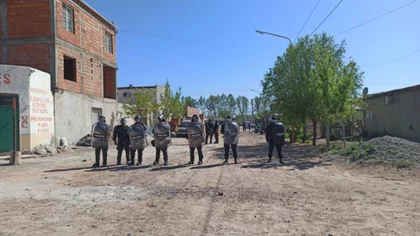 Fernández Oro: tensión y detenciones en un desalojo