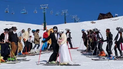 Entre botas y esquís, una pareja dio el “sí” en pleno Cerro Catedral
