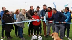 Se inauguró una cancha de césped sintético en el Parque del Oeste