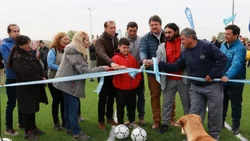 Se inauguró una cancha de césped sintético en el Parque del Oeste
