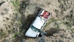 Chocaron con la camioneta cargada de carne y la dejaron abandonada