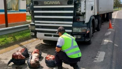 En un camión de mudanza llevaba 180 kilos de asado con hueso
