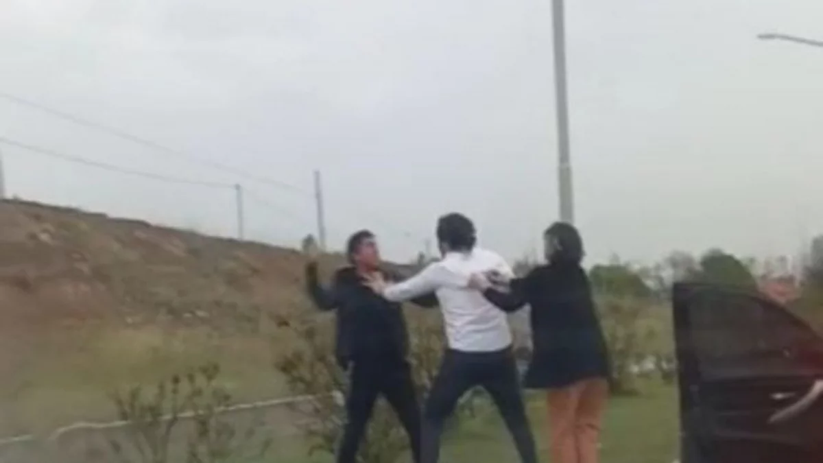 Por una maniobra, se agarraron a trompadas en plena avenida