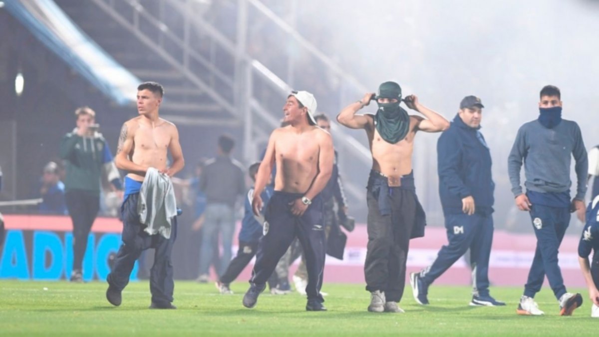 Extrema violencia en Gimnasia - Boca: un muerto y varios heridos