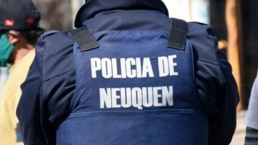 Intentó apuñalar a un policía: lo salvó el chaleco antibalas