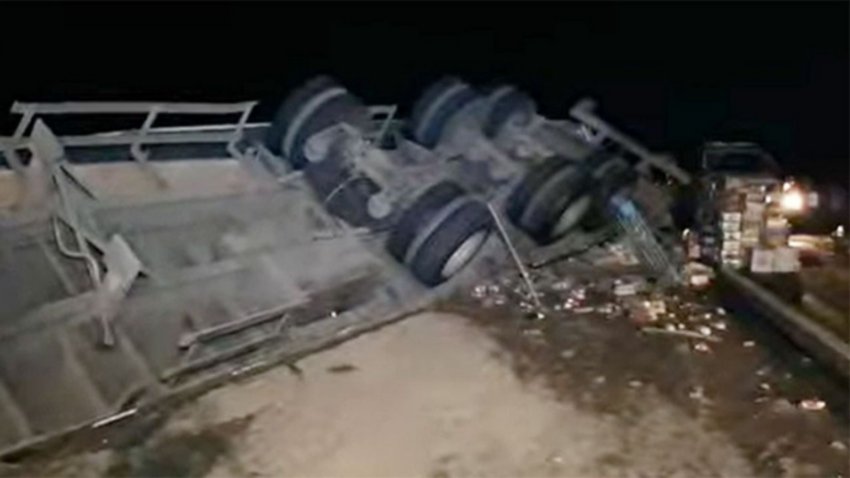 Llevaba cervezas a Neuquén, pero volcó en Río Colorado