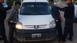 Gitanos neuquinos detenidos por robar ruedas en Cipolletti