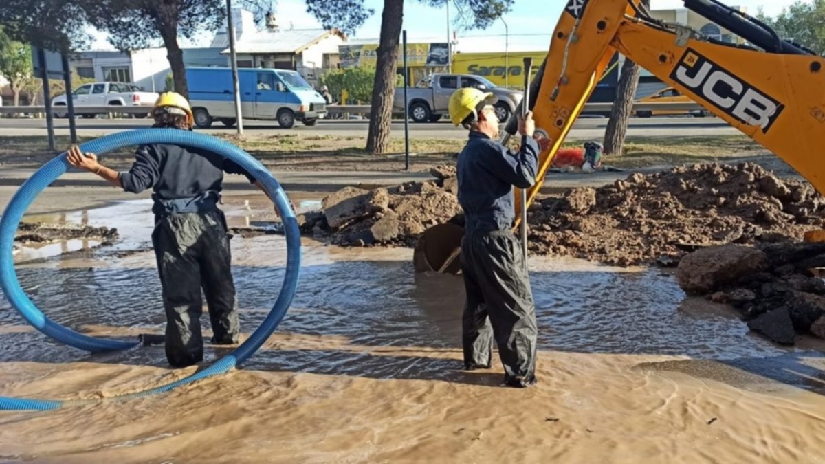 Otra vez un caño roto: 9 barrios neuquinos se quedaron sin agua