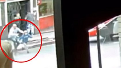 Impactante video: se soltó de la mano de su papá y lo atropelló un colectivo