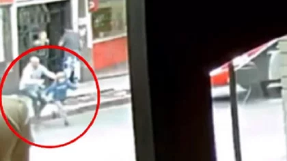 Impactante video: se soltó de la mano de su papá y lo atropelló un colectivo