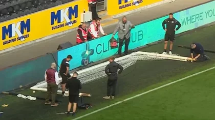 En Inglaterra retrasaron un partido para achicar el arco